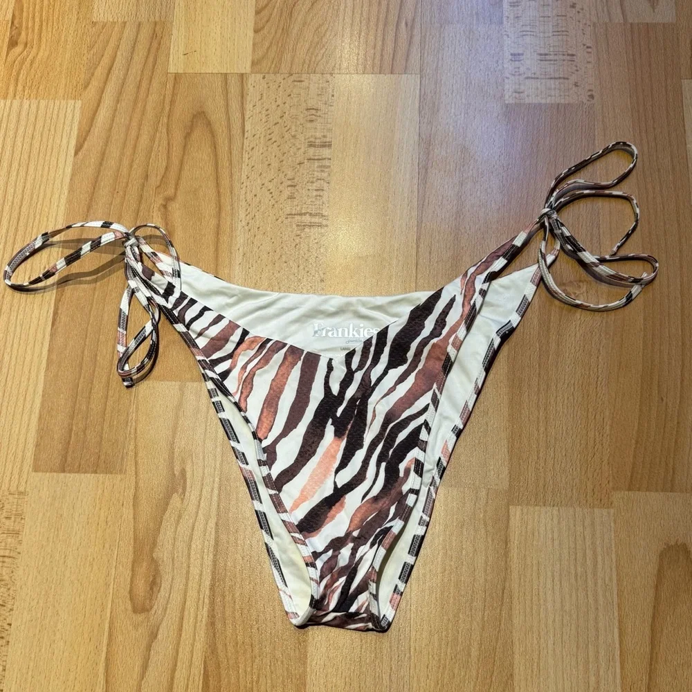 Frankies bikini bottoms, gently used, size large